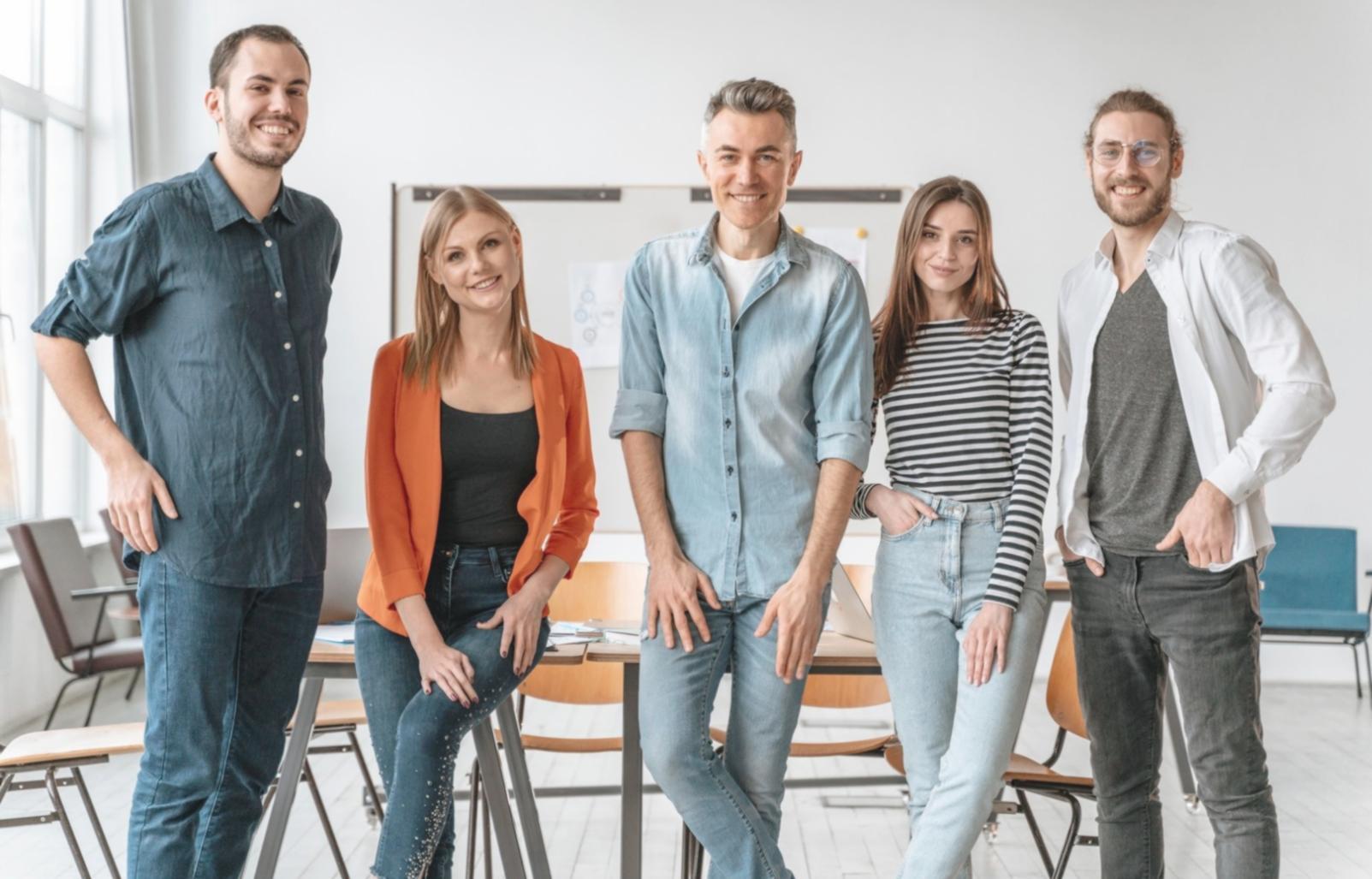 Professionnel analysant des graphiques financiers